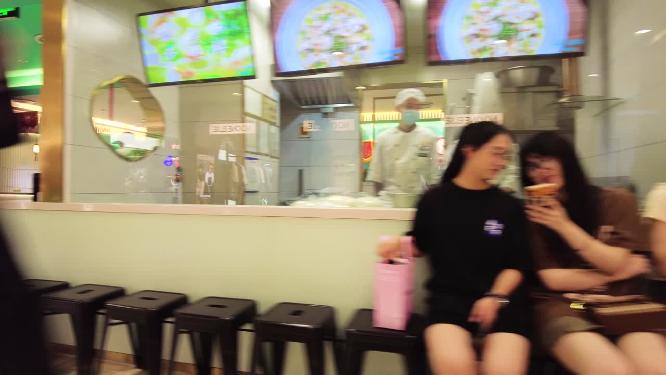 商场餐饮店铺顾客排队用餐