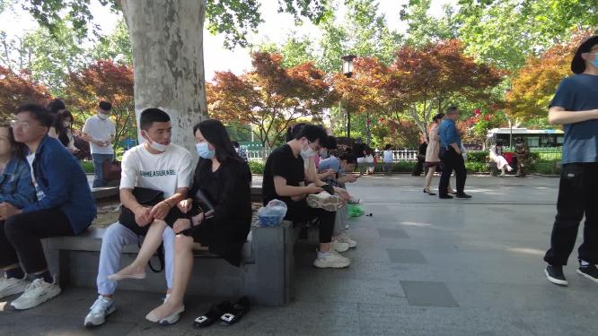 旅游休息玩手机的人们情侣