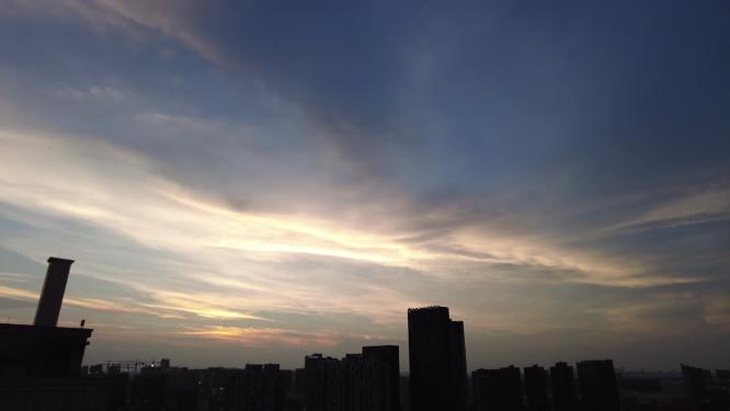 杭州下沙钱塘区城市天空日转夜延时摄影