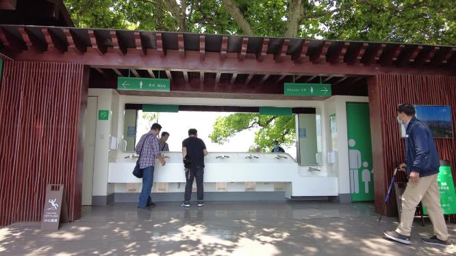 杭州西湖游客排队上厕所