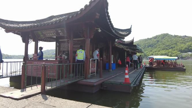杭州西湖游船招揽生意