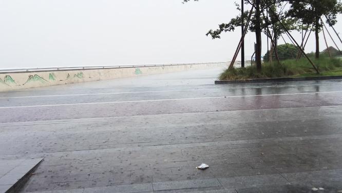 杭州钱塘江傍晚下暴雨特写视频素材