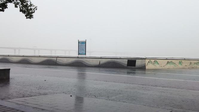 杭州钱塘江傍晚下暴雨空镜头
