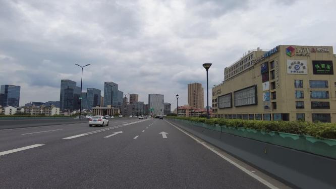 汽车下高速公路