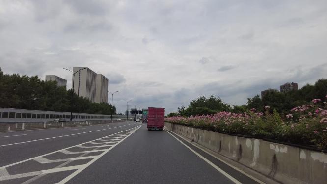 汽车在高架桥上面行驶