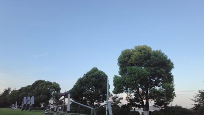 汽车窗外掠过的风景风光