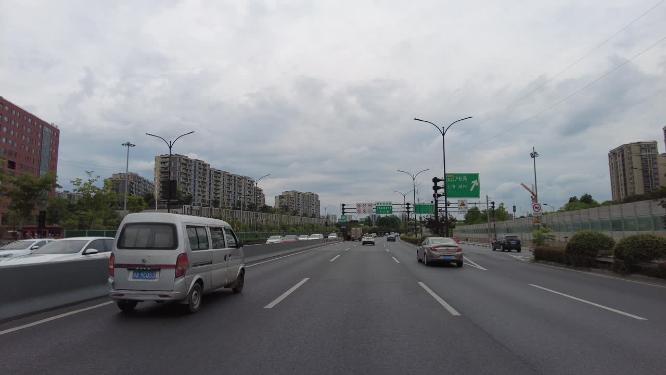汽车窗外高架桥风景