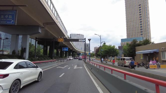 汽车行驶在城市