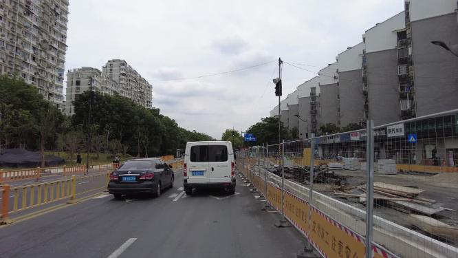 汽车行驶在城市小路