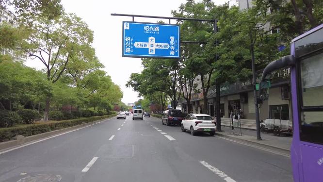 汽车行驶在城市街道