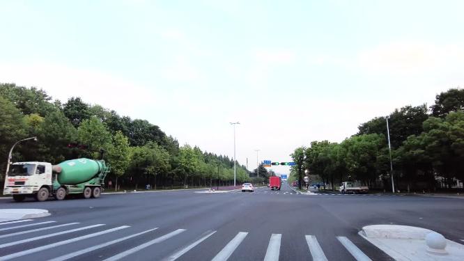 汽车行驶在马路上第一视角