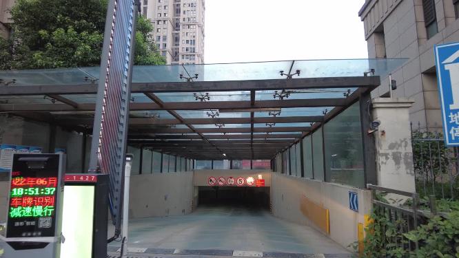 汽车进小区地下室停车库开车第一视角