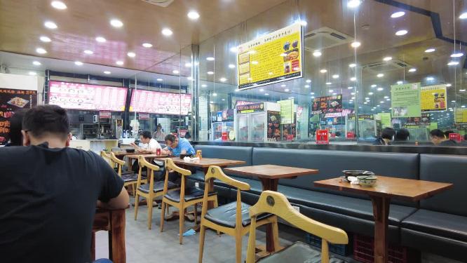 砂锅店顾客用餐