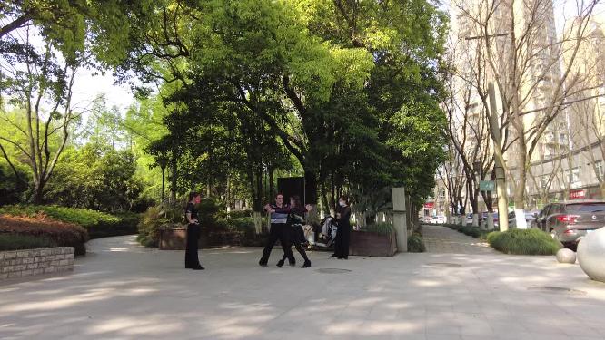老人学跳广场舞
