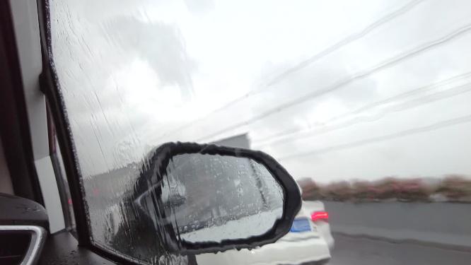 路途下大雨汽车后视镜视角
