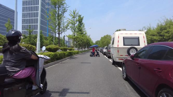 马路上面行驶的电动车