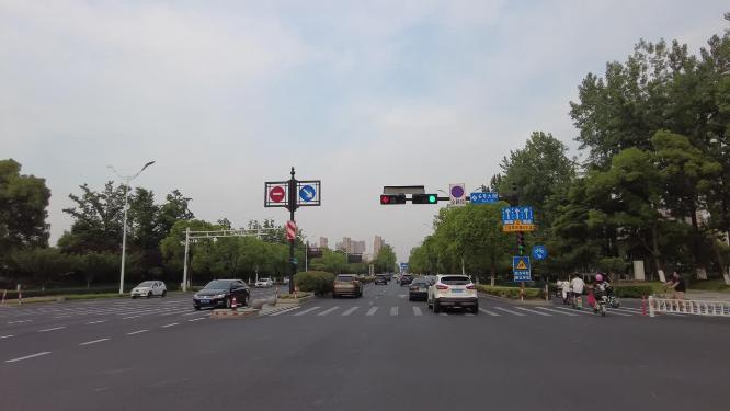 马路汽车行驶的路上