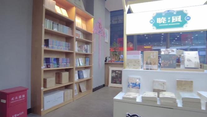 书店摆放的书本和学习用品