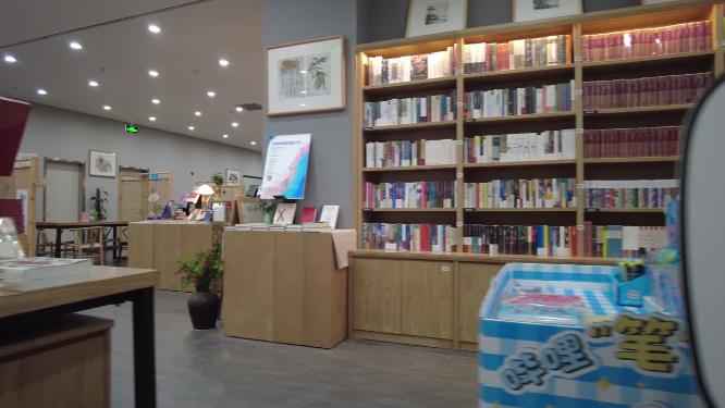 书店摆放的学习文具