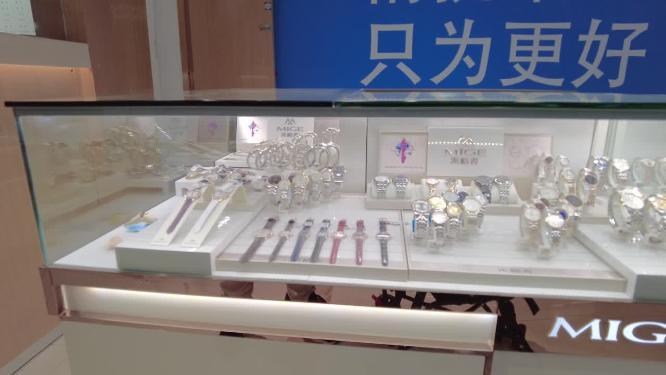 商场的手表排列展示