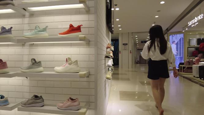 商场的鞋店