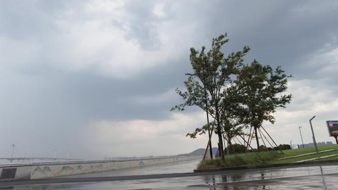 杭州钱塘江江边乌云密布下暴雨延时摄影