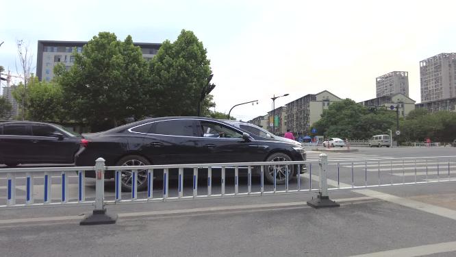 马路上面行驶的汽车9