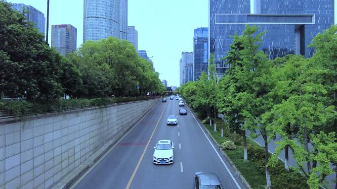 马路上面行驶的汽车