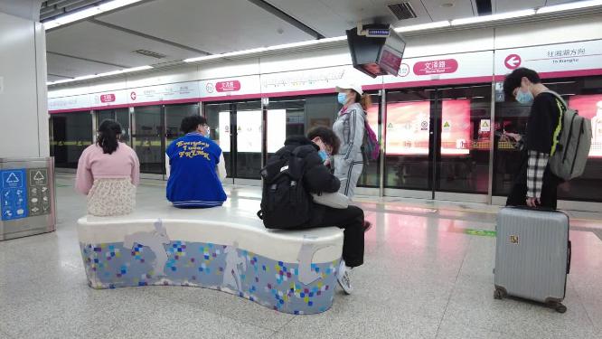 乘客等车上地铁