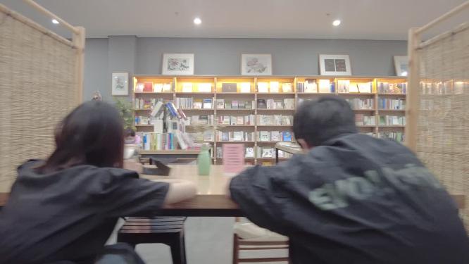 书店读书的人们