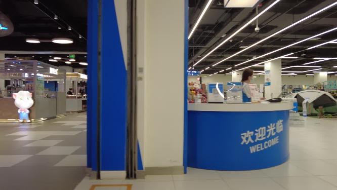 体育用品专卖店迪卡侬推进运镜镜头