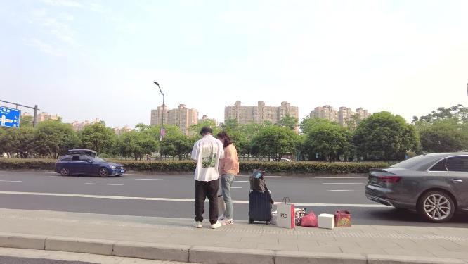 公交站台等待的情侣