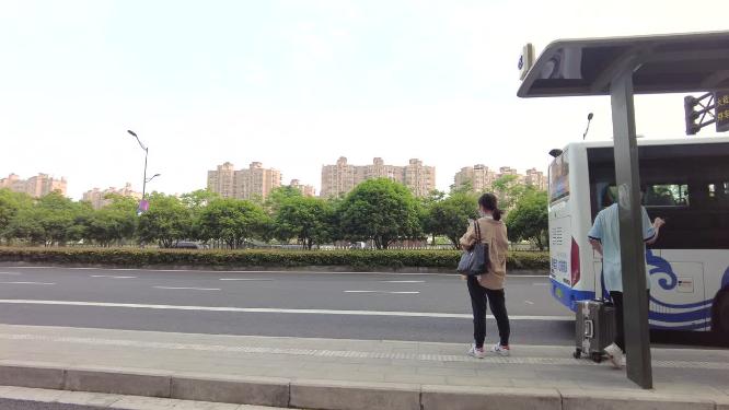 公交站台等车的人们