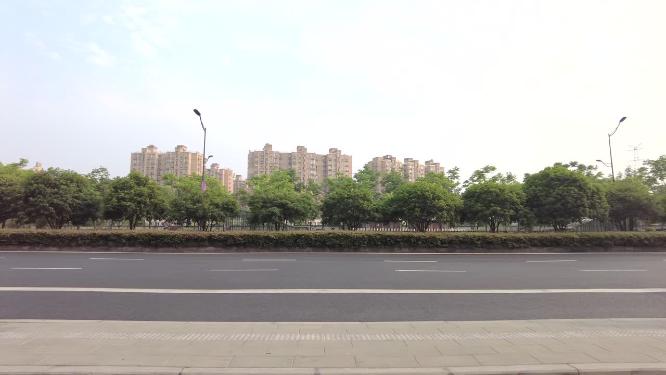 公交车站台车流特写