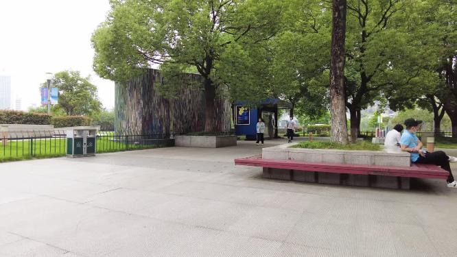 公园树林座椅休息的人们