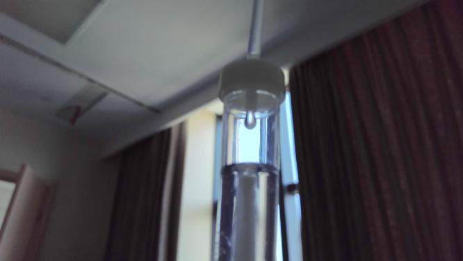 医院病人挂盐水点滴视频素材