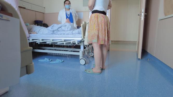 医院病房病人和医生护士交流视频素材