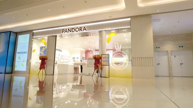 商场实体店门口逛街购物人流延时摄影