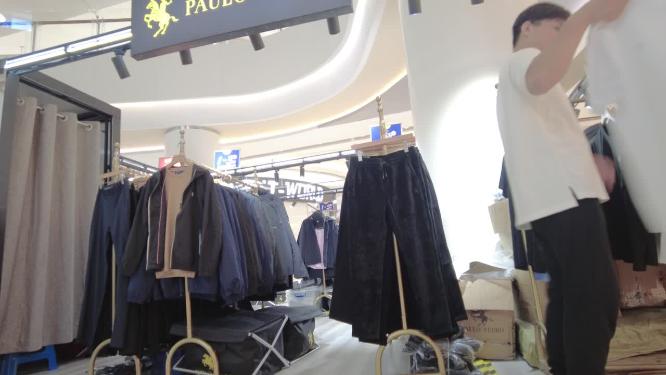 商场服装摊位顾客挑选满意的衣服人流延时摄影