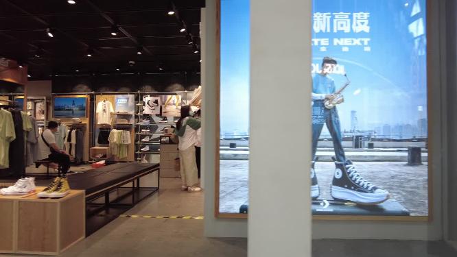 商场服装鞋子店铺