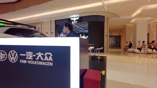 商场的新能源汽车专卖店