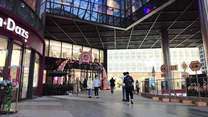 商场门口顾客逛街川流不息