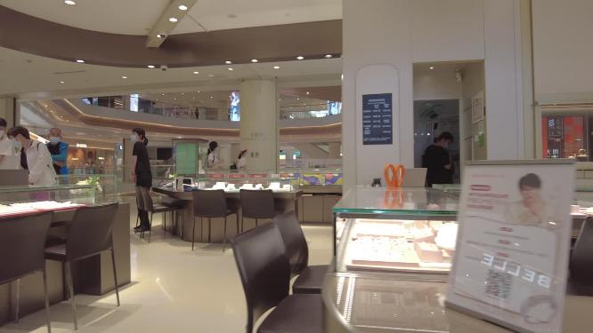 商场顾客挑选金银首饰