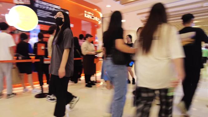 商店门前顾客排队买东西