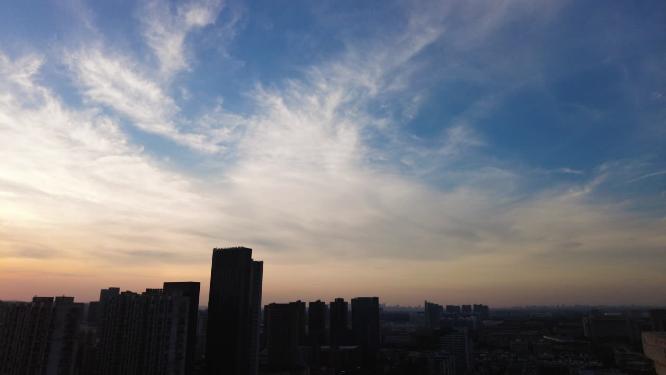 城市傍晚天空云彩火烧云风景延时摄影视频素材