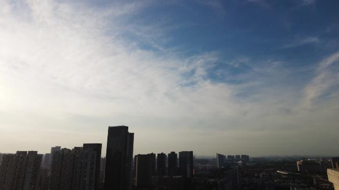 城市傍晚晚霞蓝天白云风景延时摄影视频素材