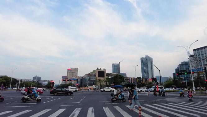 城市傍晚行人过马路