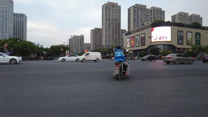 城市傍晚车流人流