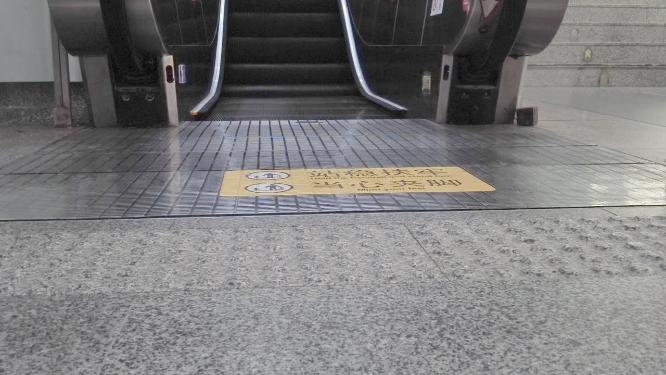 城市地铁行人的脚步特写
