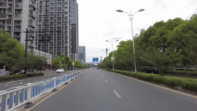 城市大马路汽车行驶第一视角